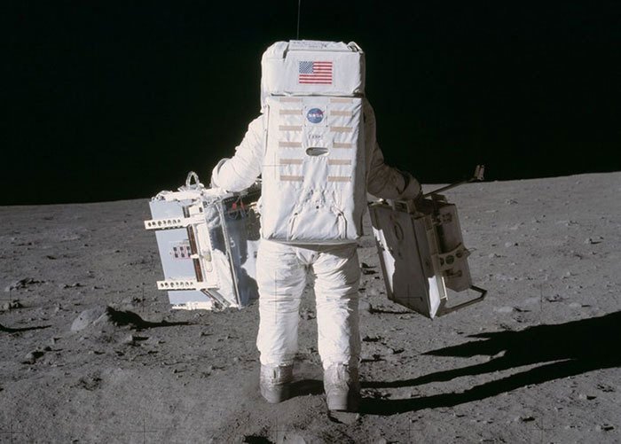 Tại sao dấu chân của Neil Armstrongs trên Mặt trăng không khớp với đế giày?
