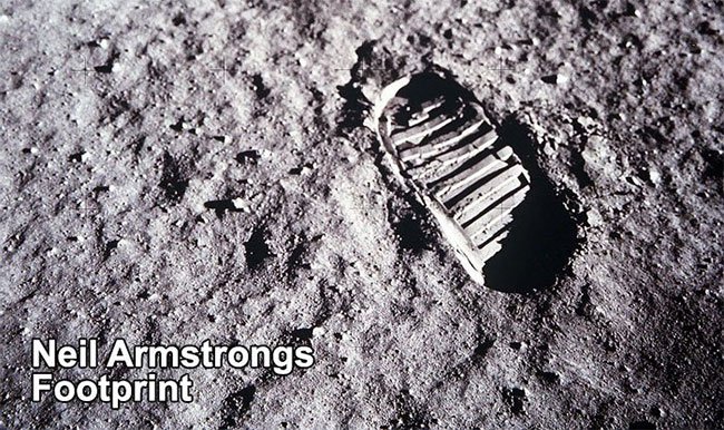 Tại sao dấu chân của Neil Armstrongs trên Mặt trăng không khớp với đế giày?