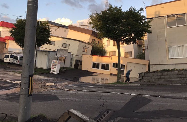 Vừa hứng siêu bão, Nhật Bản lại bị động đất nuốt chửng nhà cửa, xới tung đường sá