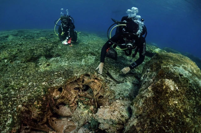 10 con tàu ma bao vây hòn đảo Hy Lạp, xưa nhất 5.000 năm tuổi