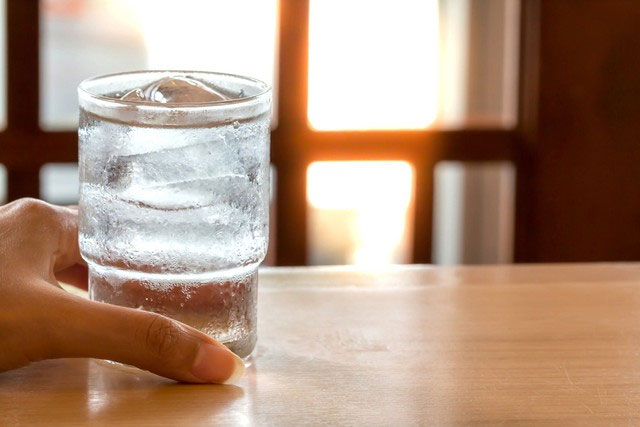 2 sai lầm khi uống nước khiến tim, thận kiệt quệ: Nhiều người vẫn làm vào ngày nắng nóng