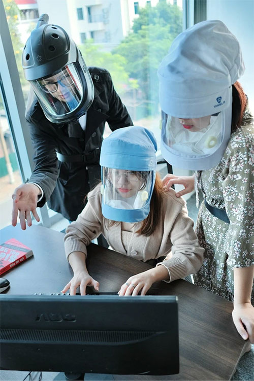 3 học sinh Việt Nam sáng chế mũ cách ly di động cực xịn, nhận luôn giải thưởng danh giá thế giới