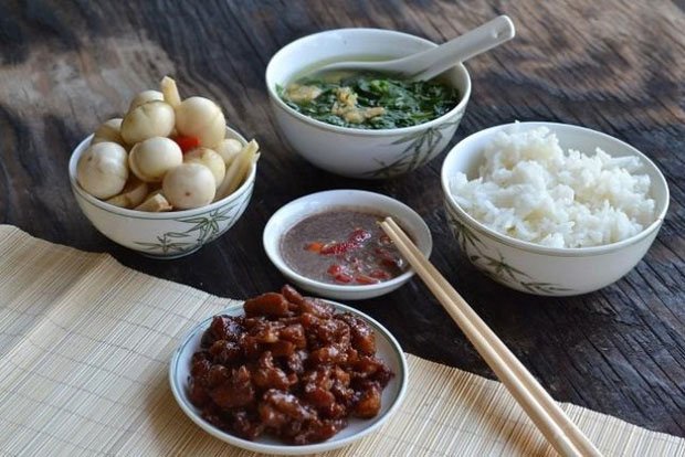 3 kiểu ăn cơm cực tai hại mà người Việt cần phải từ bỏ ngay trước khi rước thêm bệnh cho mình