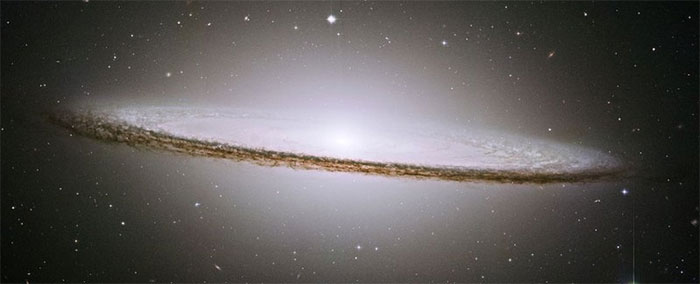 6 thiên hà trầm lặng bỗng thành những chuẩn tinh sáng nhất vũ trụ