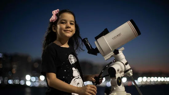 8 tuổi, bé gái Brazil trở thành nhà thiên văn học nhỏ tuổi nhất thế giới khi tìm thấy 18 tiểu hành tinh