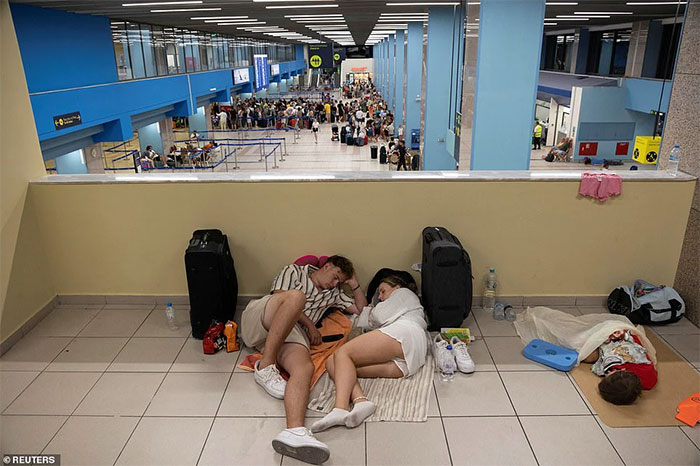Ác mộng ngày hè tại Hy Lạp: Hàng nghìn người nằm vạ vật khắp nơi, chờ được giải cứu khỏi thảm họa