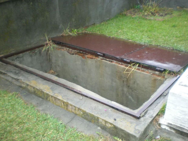 Ẩn tình phía sau ngôi mộ 150 năm tuổi có cánh cửa và cầu thang dẫn xuống tận quan tài
