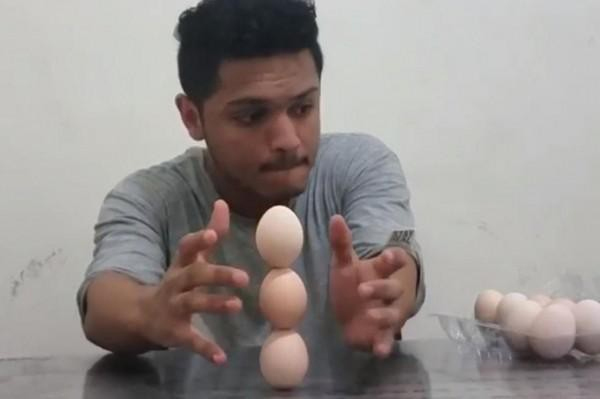 Anh chàng từng lập kỷ lục thế giới vì xếp 3 quả trứng lên nhau lại tự phá kỷ lục của mình