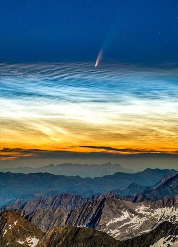 Ảnh chụp sao chổi xuất hiện cùng lúc với mây dạ quang