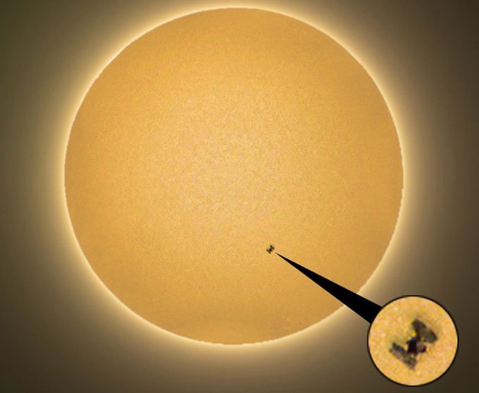 Ảnh chụp trạm ISS bay ngang qua Mặt trời