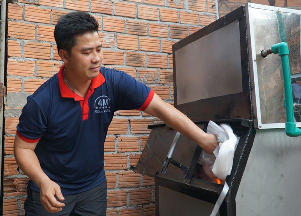 Anh kỹ sư trẻ chế máy đốt rác kết hợp đun nước sôi giá rẻ