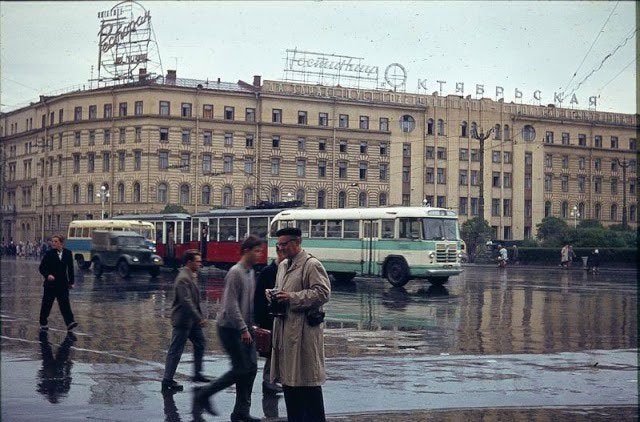 Ảnh màu ấn tượng về đường phố Leningrad những năm 1960