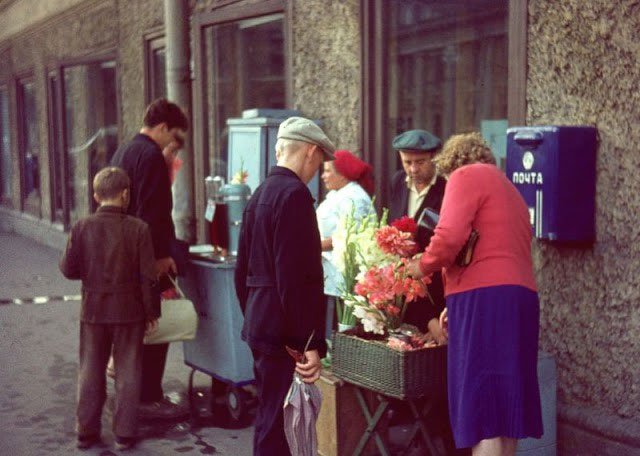 Ảnh màu ấn tượng về đường phố Leningrad những năm 1960