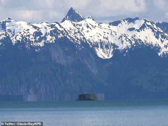 Ảo ảnh quang học biến hòn đảo ở Alaska thành đĩa bay lơ lửng trên mặt nước