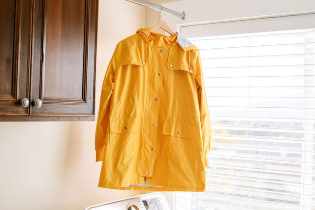 Áo mưa có giặt máy được không? Giặt bằng nước nóng hay nước lạnh? Thì ra bấy lâu rất nhiều người hiểu sai!