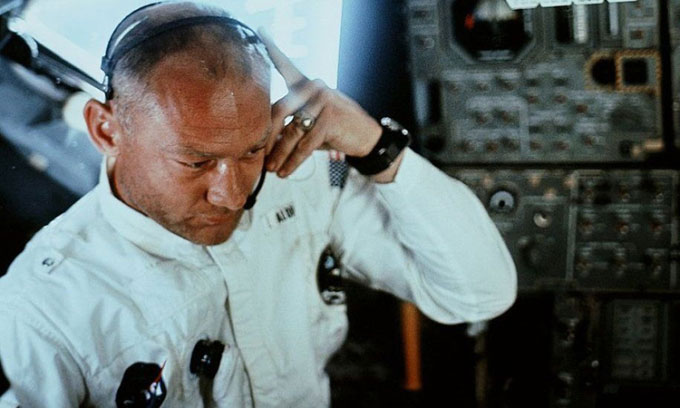 Áo phi hành gia Apollo 11 bán đấu giá gần 2,8 triệu USD