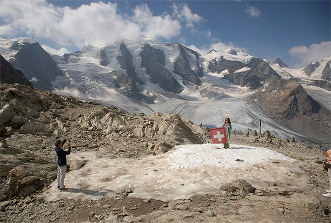 Băng trên đỉnh Alps biến mất, nhiều hài cốt người và xác máy bay lộ ra