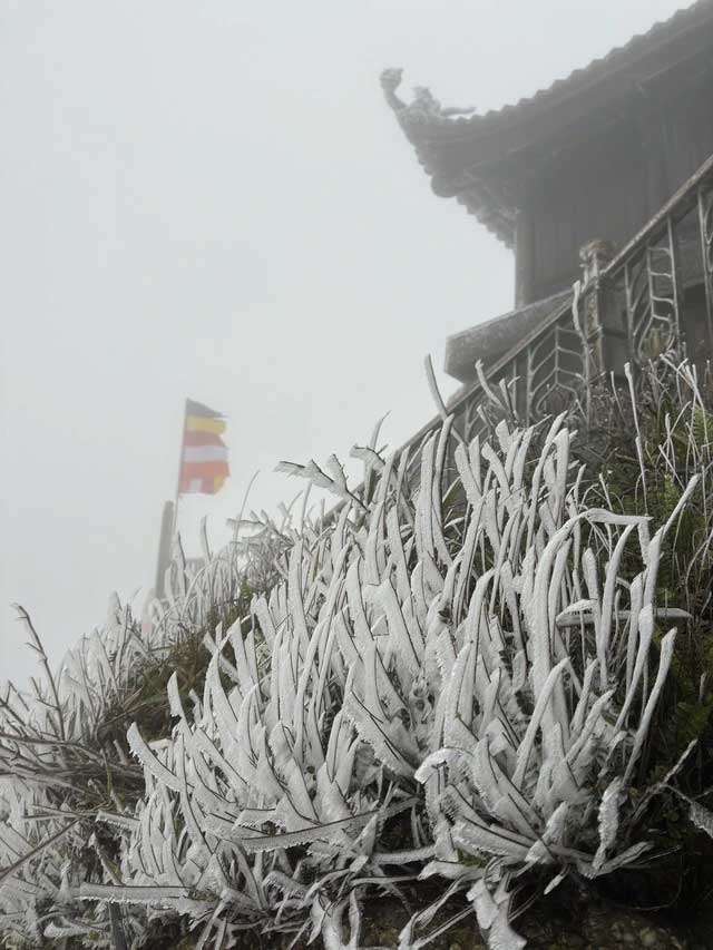 Băng tuyết phủ trắng chùa Đồng trên đỉnh Yên Tử