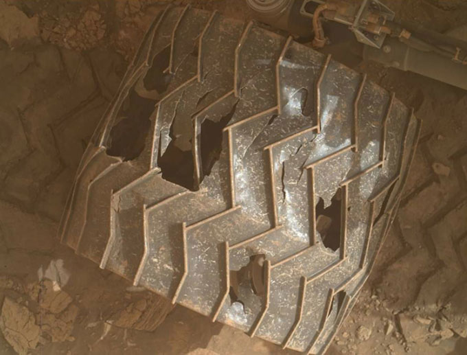 Bánh xe của robot NASA thủng lỗ sau 9 năm chạy trên sao Hỏa