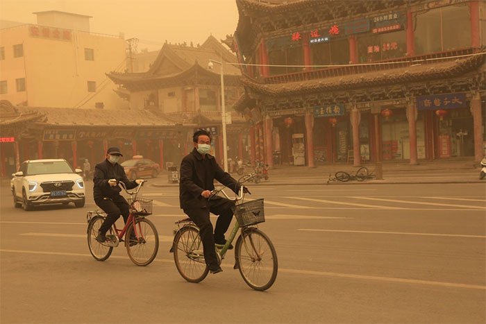 Bão cát nuốt chửng thị trấn ở Trung Quốc