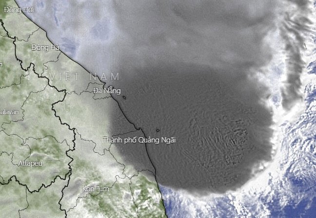 Bão số 10 áp sát vùng biển Quảng Ngãi - Phú Yên, các tỉnh Trung Bộ bắt đầu mưa lớn
