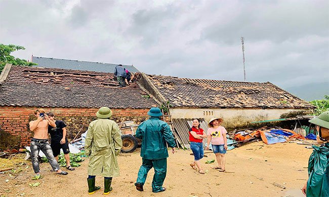 Bão số 5 đang áp sát đất liền, lốc xoáy giật tung mái nhà ở Hà Tĩnh