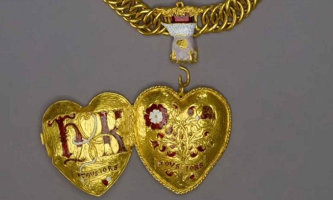 Bảo tàng Anh trưng bày mặt dây chuyền vàng khắc tên vua Anh và hoàng hậu