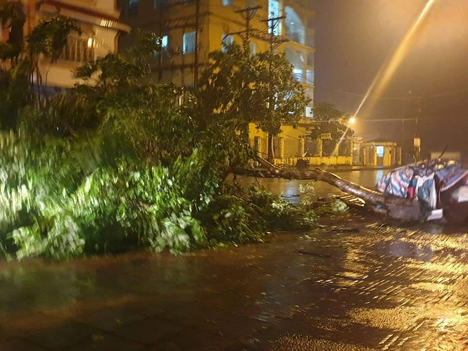 Bão vào Quảng Ninh gây ngập lụt tại Móng Cái, Hà Nội mưa lớn nguy cơ ngập nhiều tuyến phố