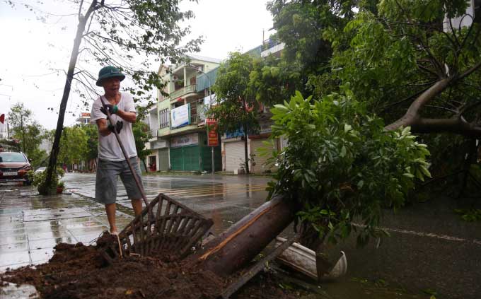 Bão Yagi đổ bộ Quảng Ninh - Hải Phòng, đánh đắm du thuyền, thổi bay mặt kính cao ốc, mất điện trên diện rộng