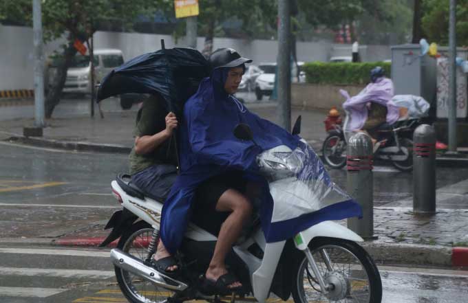 Bão Yagi đổ bộ Quảng Ninh - Hải Phòng, đánh đắm du thuyền, thổi bay mặt kính cao ốc, mất điện trên diện rộng