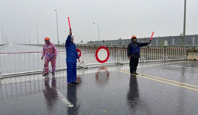 Bão Yagi đổ bộ Quảng Ninh - Hải Phòng, đánh đắm du thuyền, thổi bay mặt kính cao ốc, mất điện trên diện rộng