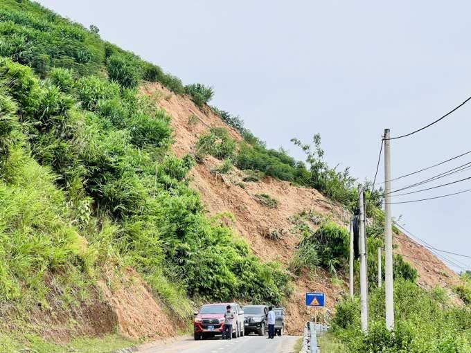 Bão Yagi đổ bộ Quảng Ninh - Hải Phòng, đánh đắm du thuyền, thổi bay mặt kính cao ốc, mất điện trên diện rộng