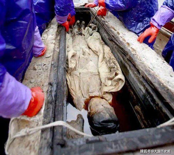 Bật nắp quan tài 2.000 tuổi: Xác ướp có hành động lạ như người sống khiến đội khảo cổ kinh hãi