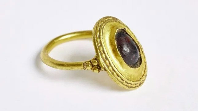 Bất ngờ khai quật được chiếc nhẫn vàng quý hiếm 1.500 tuổi