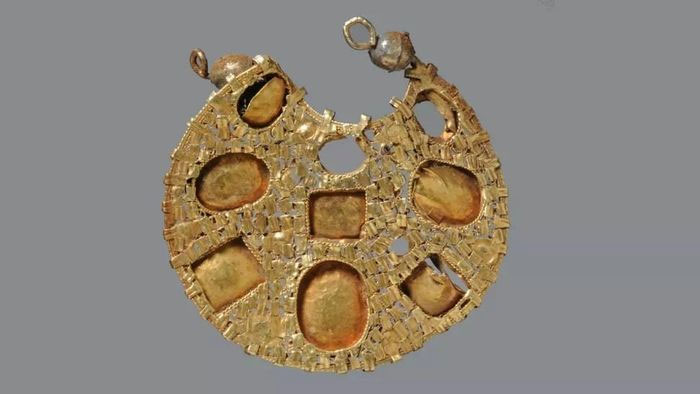 Bất ngờ phát hiện kho báu bằng vàng chứa bông tai gắn đá quý tuyệt đẹp