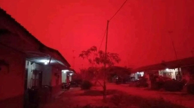 Bầu trời ở Indonesia biến thành màu đỏ do khói mù dày đặc