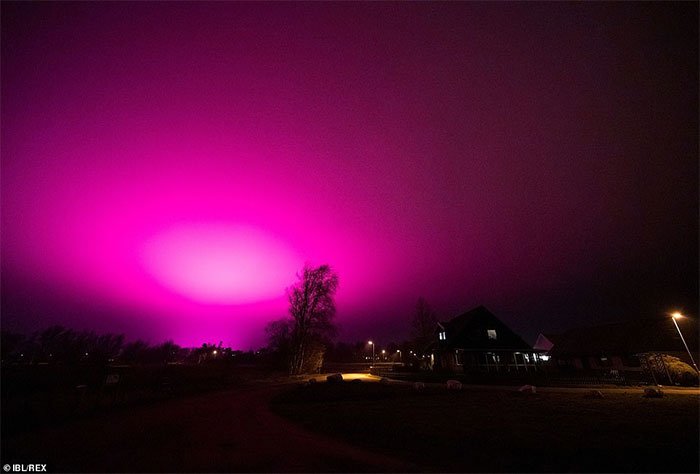 Bầu trời Thụy Điển bất ngờ chuyển sang màu tím lạ