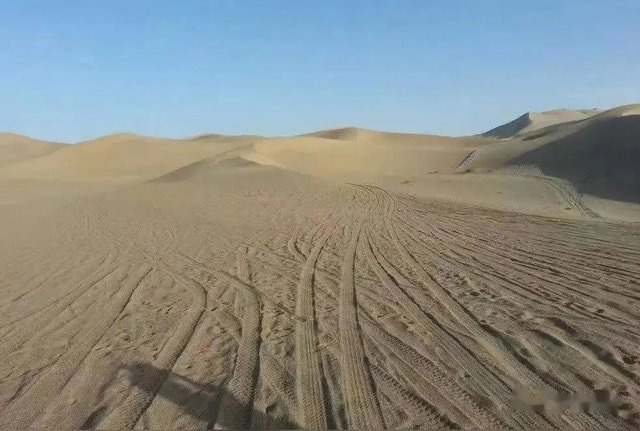Bên dưới lớp cát dày của sa mạc Sahara ở Châu Phi có gì?