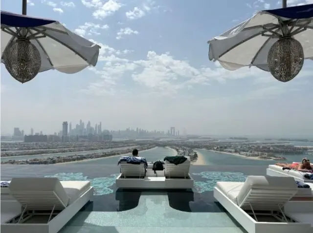 Bên trong khách sạn dát vàng sang trọng bậc nhất ở Dubai có gì?