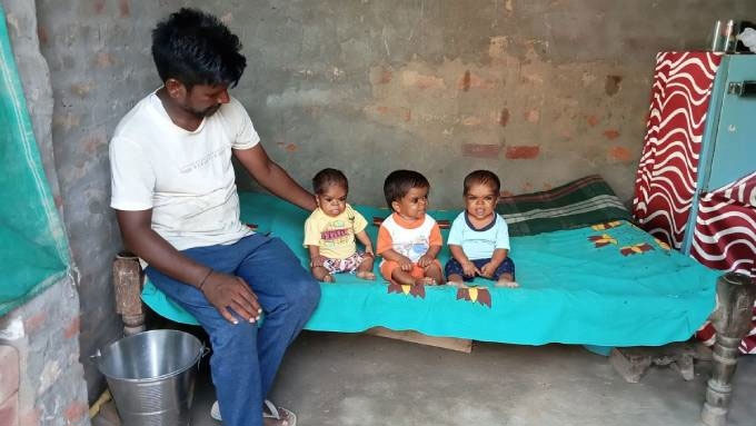Bệnh bí ẩn khiến ba anh em Ấn Độ mãi như trẻ tập đi