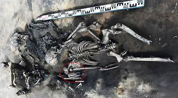 Bí ẩn 2 cặp nam nữ nằm úp lên nhau trong mộ cổ 5.000 năm