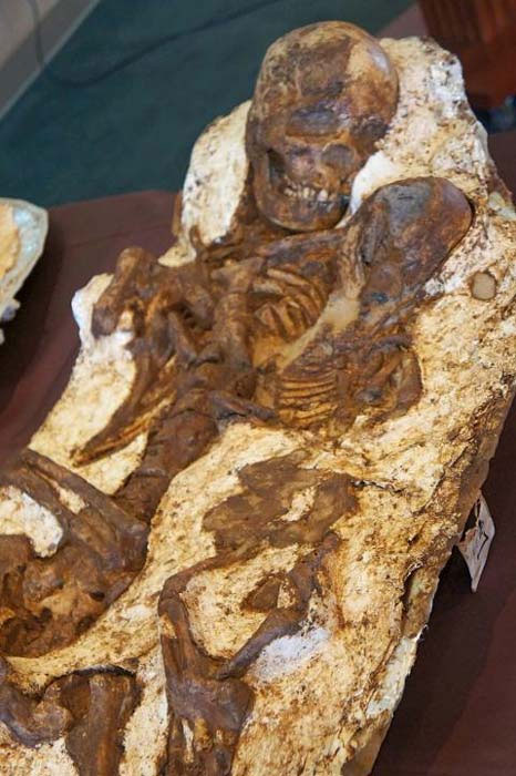 Bí ẩn bộ xương người mẹ được tìm thấy vẫn còn địu con sau 4800 năm