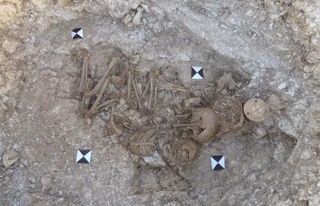 Bí ẩn chiếc trống 5.000 năm tuổi và xương 3 đứa trẻ quấn vào nhau