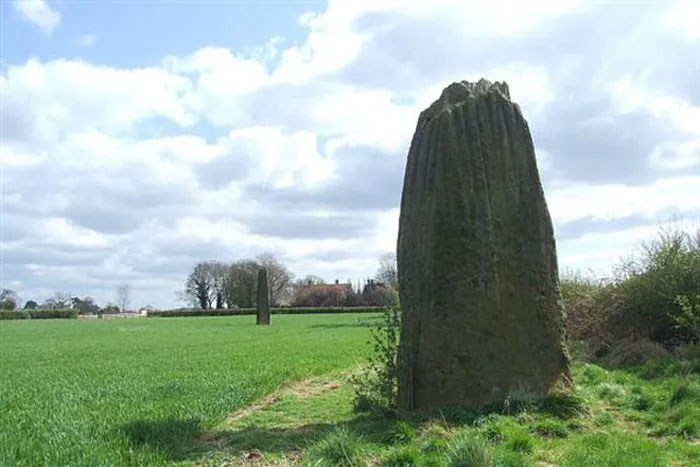 Bí ẩn cột đá “Tiễn quỷ” ở Anh
