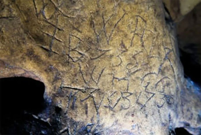 Bí ẩn “dấu ấn phù thủy” trong hang động 60.000 năm tuổi
