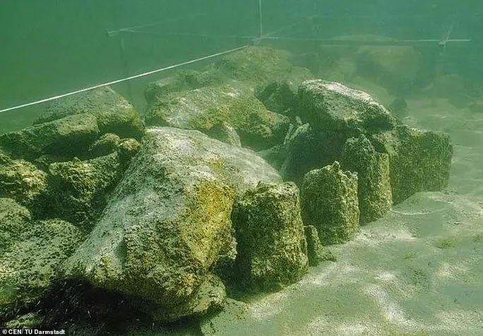 Bí ẩn đáy hồ Constance: Thủy cung ma quái xây bởi… người đồ đá?