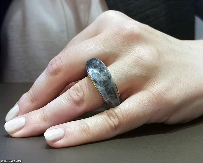 Bí ẩn gương mặt người đẹp khắc trên nhẫn sapphire cổ 2.000 năm của hoàng đế La Mã