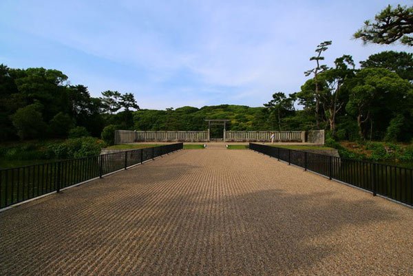 Bí ẩn khu lăng mộ lớn nhất thế giới tại Nhật Bản: Hình thù kỳ lạ, bất khả xâm phạm và là nơi yên nghỉ của 'Thiên hoàng thần thoại'