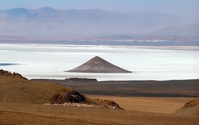 Bí ẩn kim tự tháp núi lửa từng có UFO ghé thăm ở Argentina
