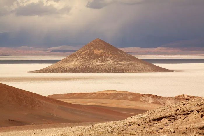 Bí ẩn kim tự tháp núi lửa từng có UFO ghé thăm ở Argentina